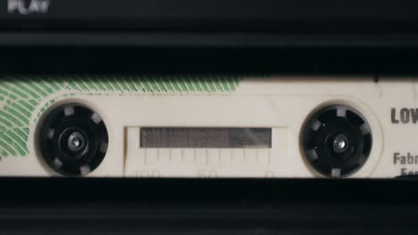 primer plano de una cinta de cassette de audio