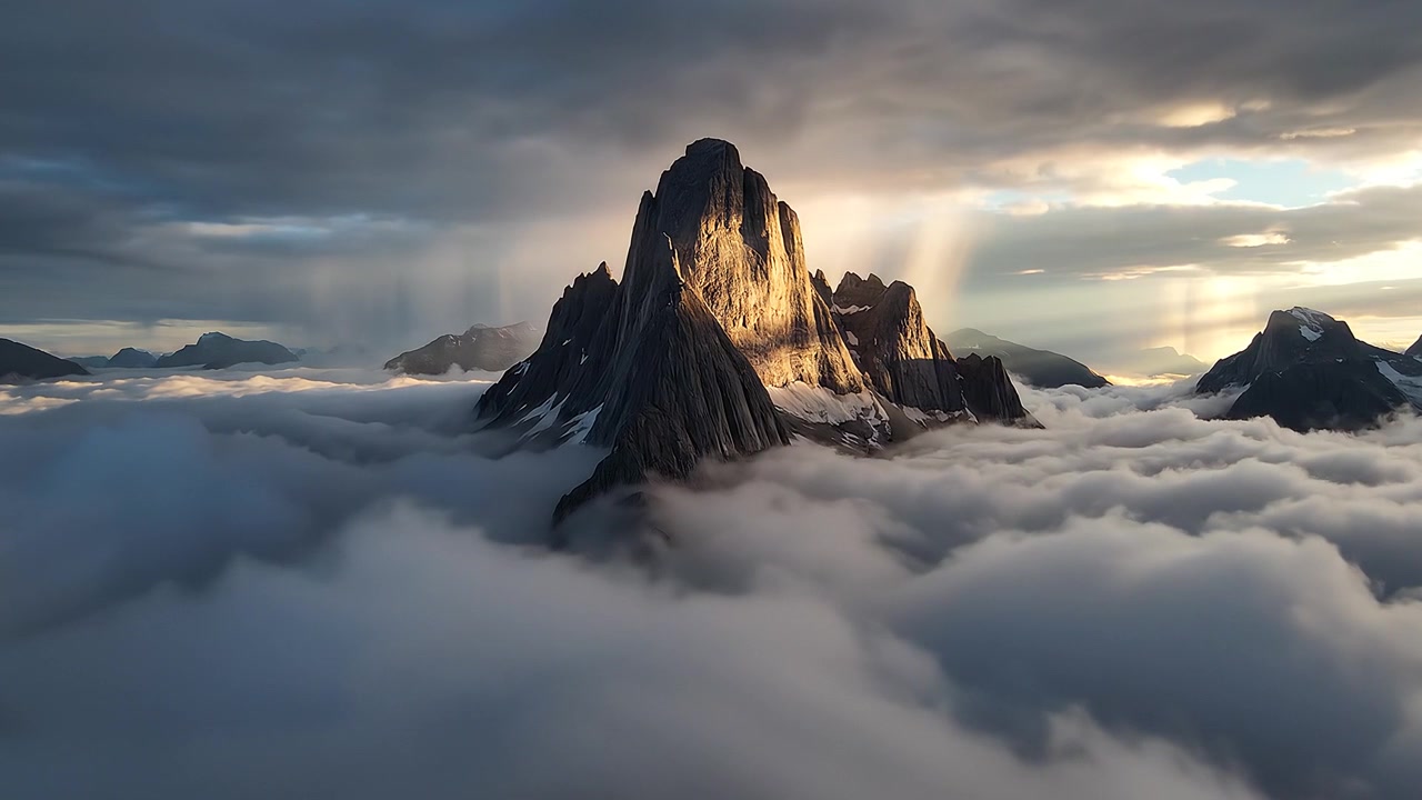 Majestätischer Granit-Berggipfel ragt über einem Wolkenmeer auf