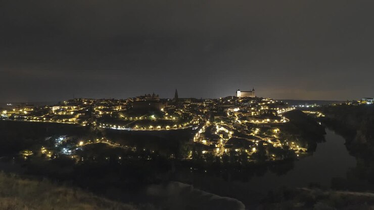 夕方の丘の上に照らされた歴史的な都市
