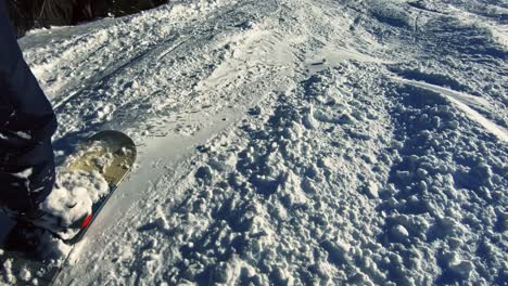 Skifahren-Und-Snowboarden-An-Einem-Bewölkten-Tag