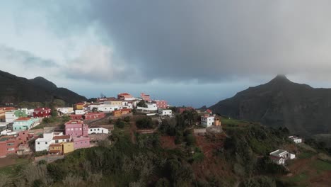 Dolly-Aéreo-De-Reenvío-De-La-Aldea-En-El-Pico-De-Las-Montañas-De-Anaga-En-España