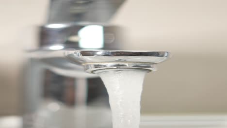 grifo de agua con agua corriente