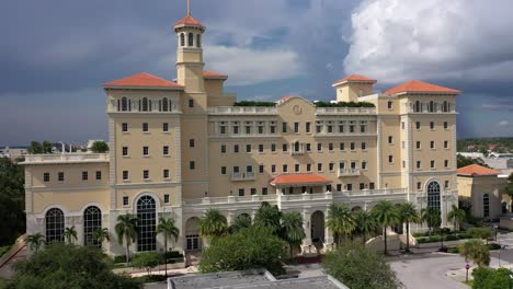 edificio en clearwater, florida, con una tormenta que se avecina cerca