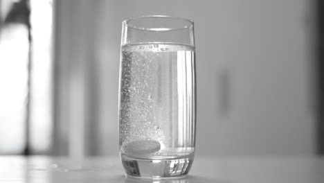 아스피린을 마시고 술 한 잔을 마시며, 슈퍼 슬로 모션 카메라 1000fps로 촬영합니다.