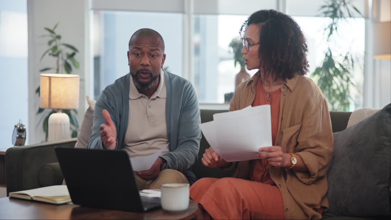 pareja discutiendo temas financieros