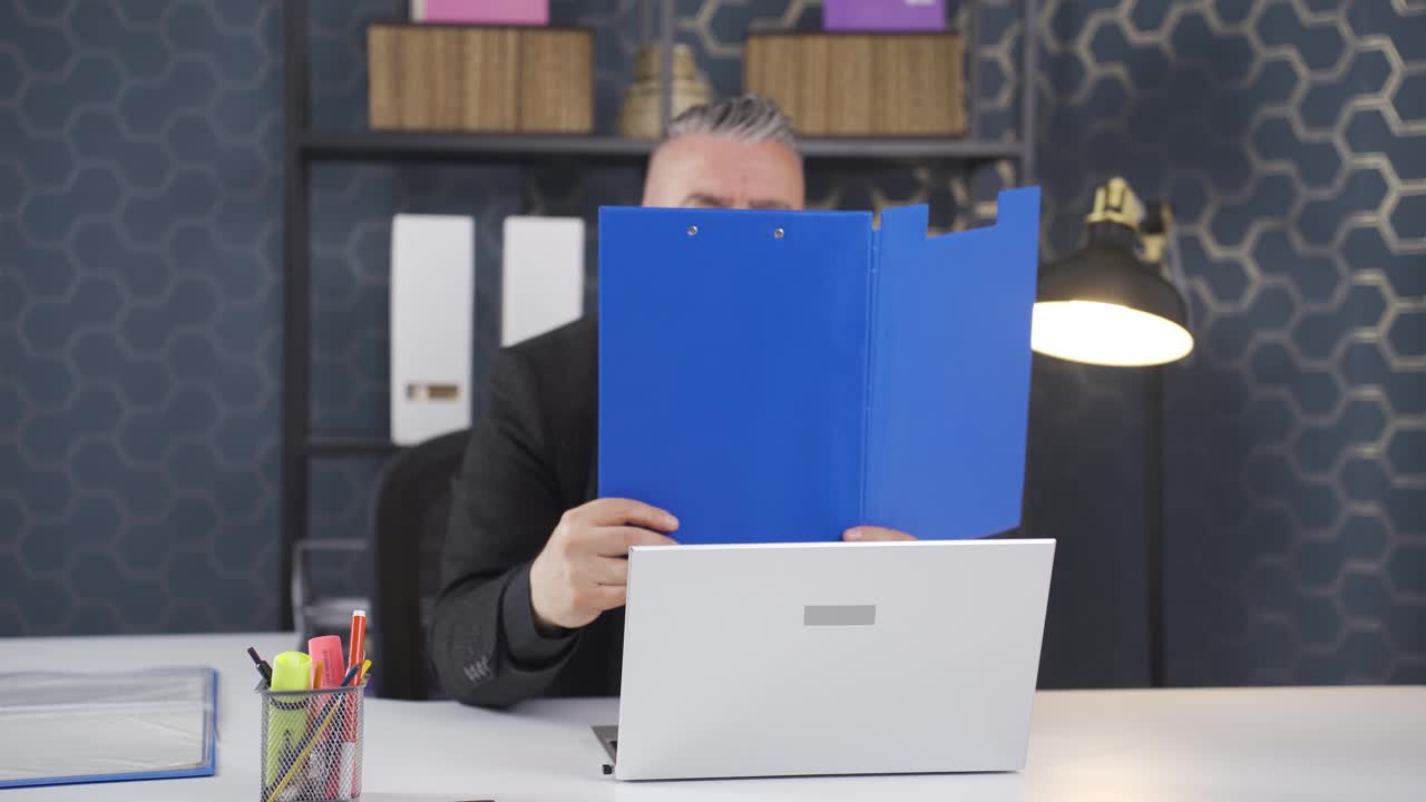 un hombre de negocios alegre trabajando en archivos.