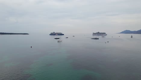 Cruceros-Y-Yates-En-La-Costa-Mediterránea-De-La-Riviera-Francesa,-Vista-Aérea-De-Drones