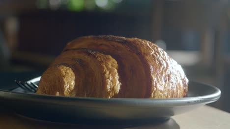 primer plano de un croissant en un plato