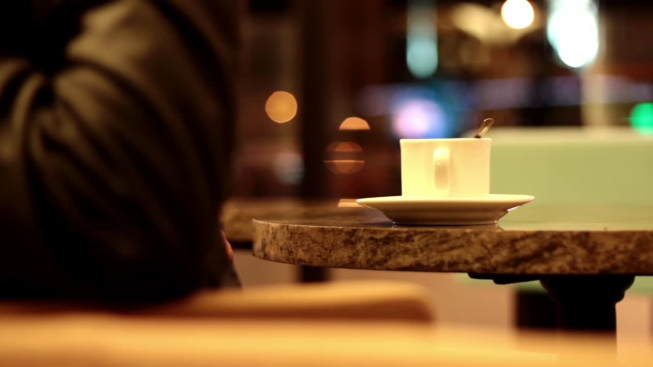 카페 1 에서 커피 를 마시는 청년