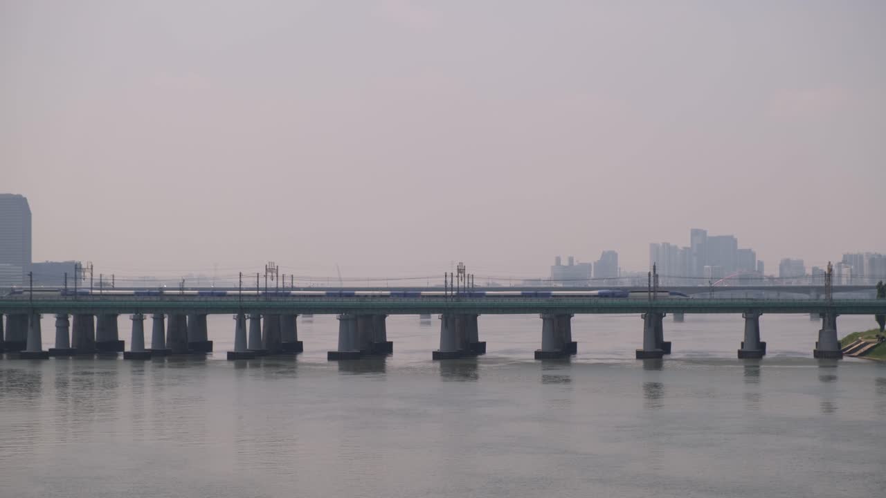 대한민국 서울의 경부고속도로와 한강을 가로지르는 기차