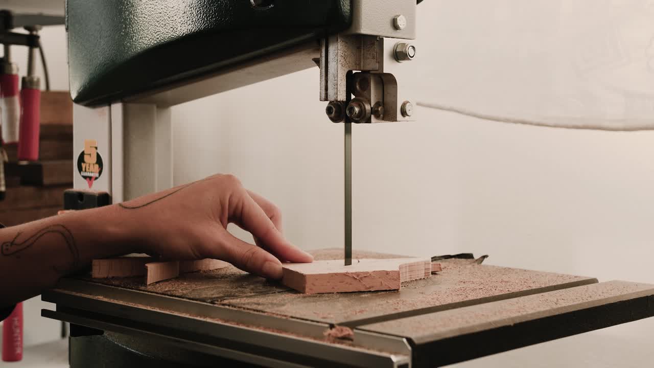 женщина-художник режет дерево на ленточной пиле деревообработка 4k slow motion 60 fps