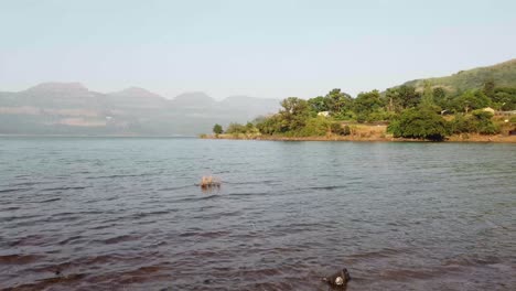 Viaje-Sobre-El-Agua-Del-Lago-En-La-India---Presa-Mulshi,-Pune-Rodeada-De-Colinas