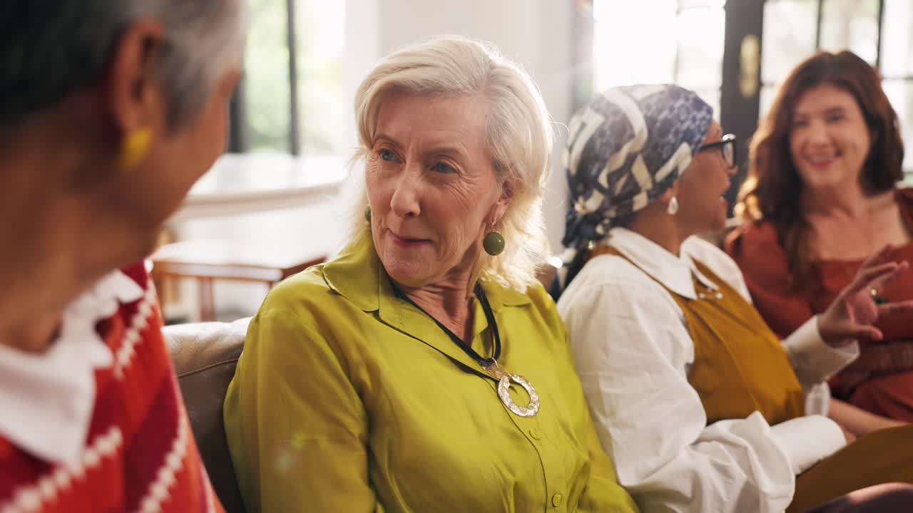 Grupo de mulheres maduras socializando