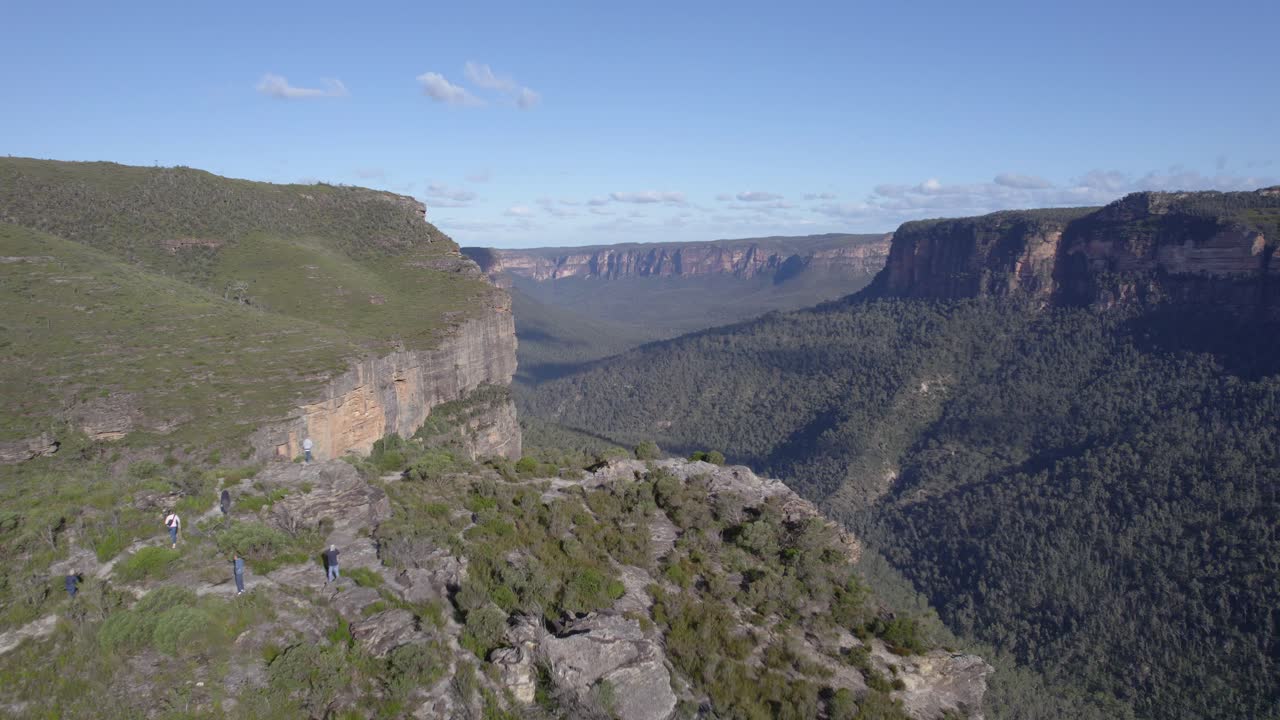 paisaje del parque nacional de las montañas azules con un valle densamente boscoso en nueva gales del sur, australia