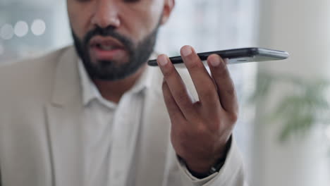 hombre de negocios, llamada telefónica y hablando en altavoz