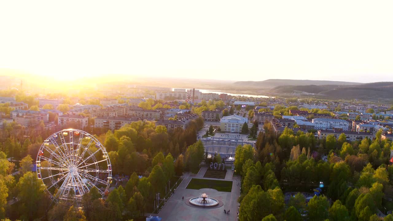 공원 메모리얼 플렉스 스어 위에서 느린 비행