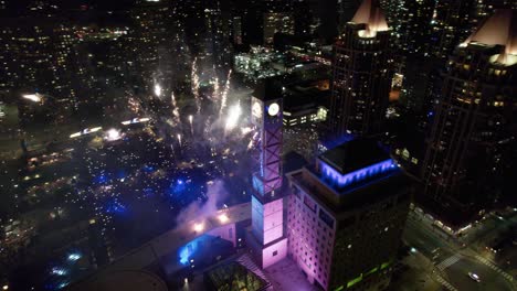 Vista-Lateral-De-Los-Increíbles-Fuegos-Artificiales-En-El-Centro-De-La-Plaza-De-Celebración-De-Mississauga