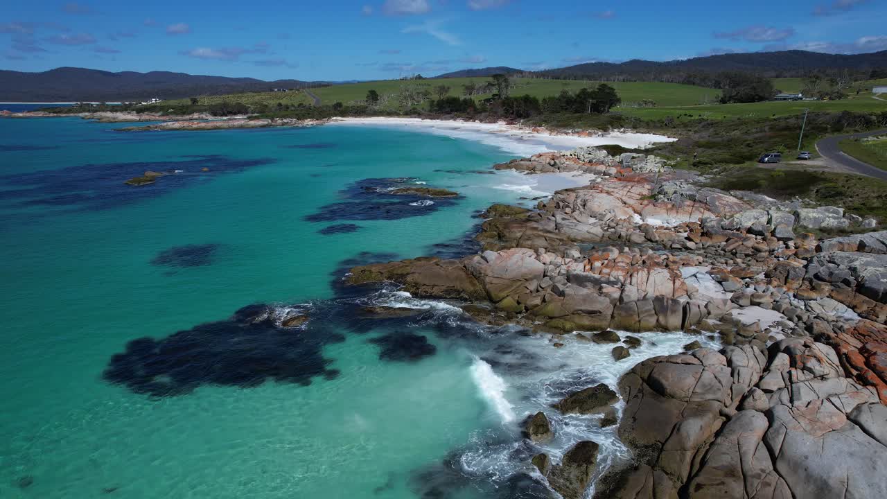 Suicide Beach e costa rocciosa nei giardini, TAS, Australia - Ripresa aerea con drone