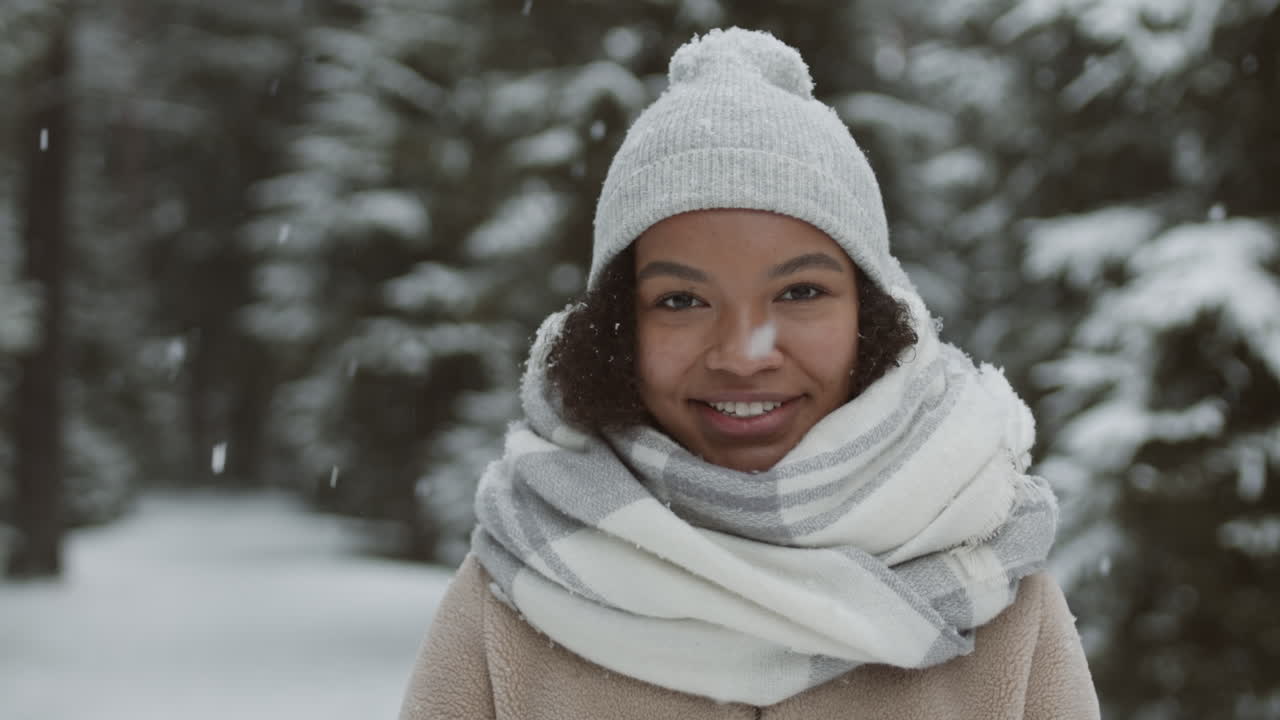 mujer sonriente en el bosque nevado