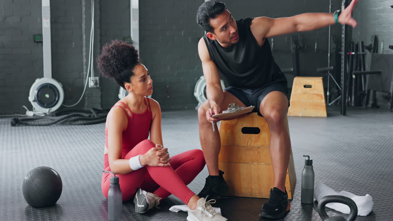 entrenador personal hombre, mujer gimnasio