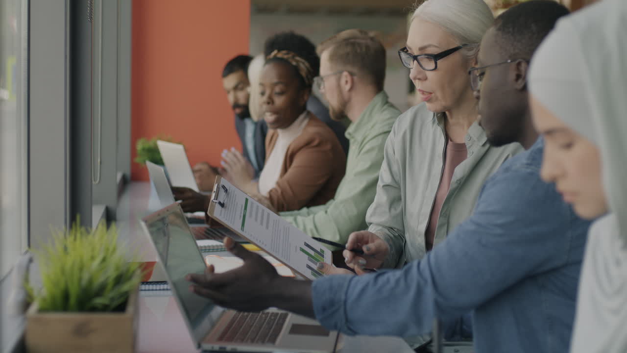 Equipa diversificada colaborando num escritório moderno