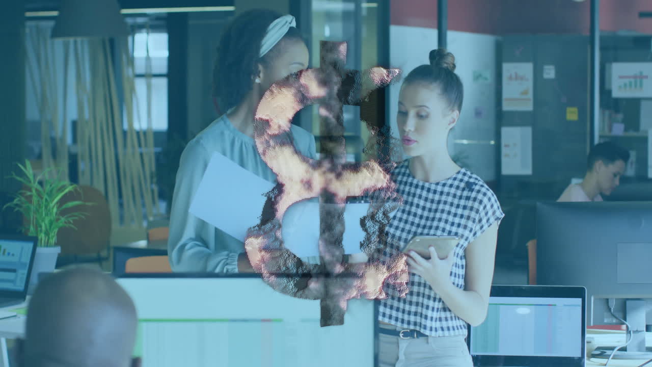 animación de signo de dólar ardiente sobre diversas personas de negocios en la oficina moderna