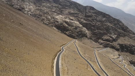 imagen aérea de un avión no tripulado de la carretera curva, los bucles de ghata en himachal pradesh.