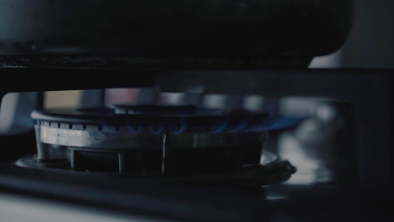 газовая плита с горшком на ней, зажигаемая в медленном движении