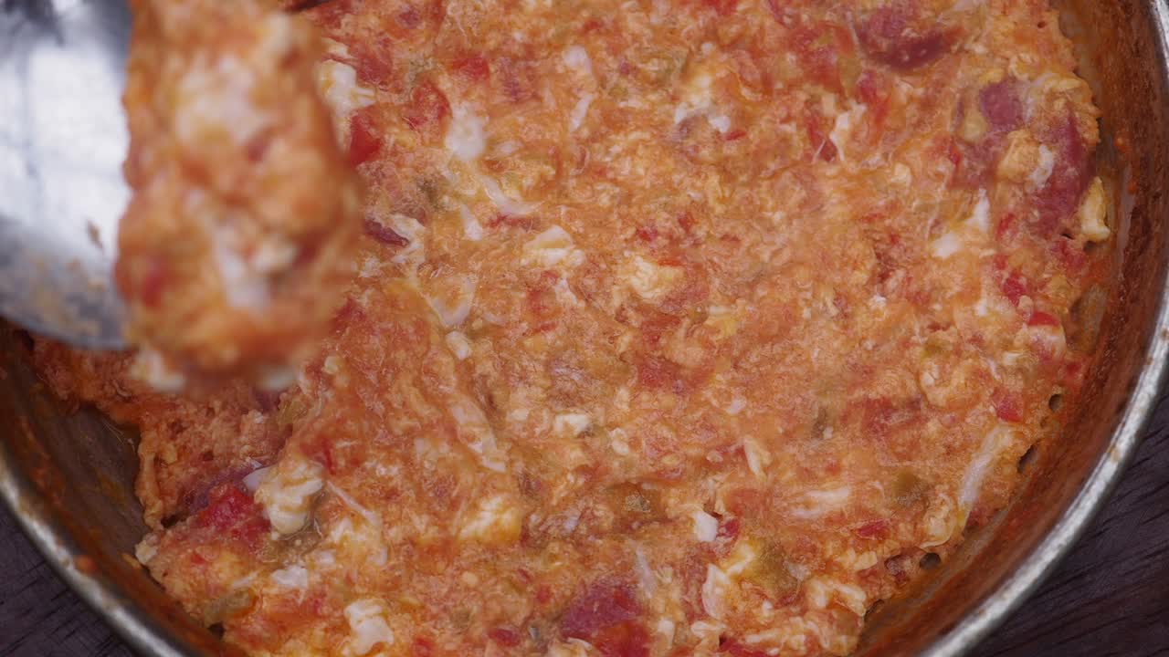 menemen turco: un sabroso plato de huevos revueltos