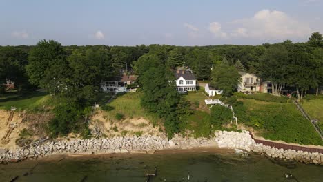 Rechte-Seitenspur-Aus-Der-Luft-Der-Verstärkten-Erosionsbarrieren-Am-Lake-Michigan