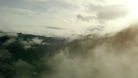 Un-Impresionante-Paisaje-Aéreo-De-Una-Exuberante-Montaña-Verde-De-Selva-Tropical