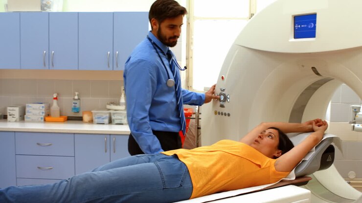 Un paziente viene caricato in una macchina mri