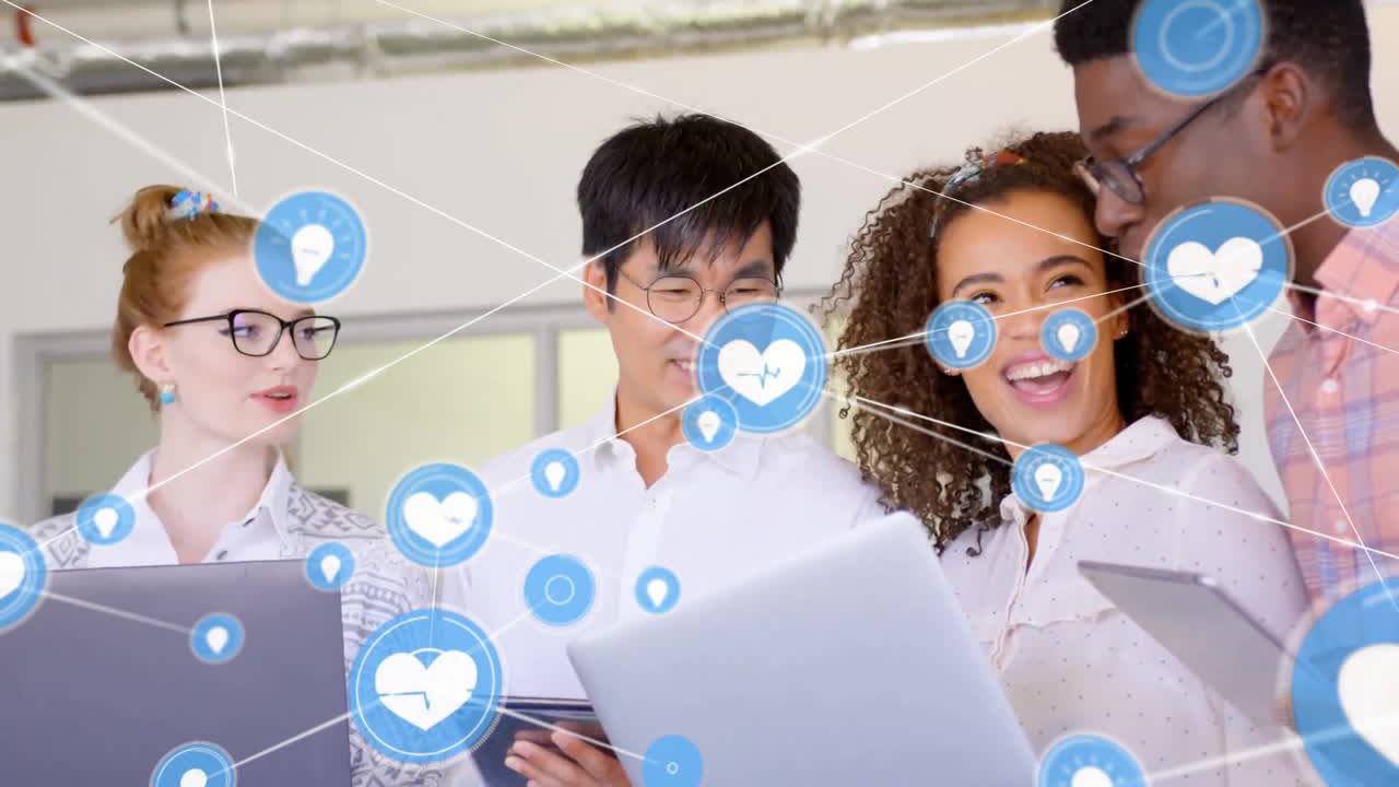 사무실에서 다양한 사업가들과의 아이콘과의 연결 네트워크의 애니메이션