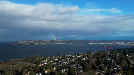 Barcaza-Industrial-Anclada-En-La-Bahía-De-Comienzo-De-Puget-Sound-Cerca-De-Tacoma-Con-Arco-Iris-En-Segundo-Plano.