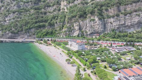 Faszinierende-Aussicht-Auf-Den-Strand-Spiaggia-Pini-Riva-Del-Garda,-Italien