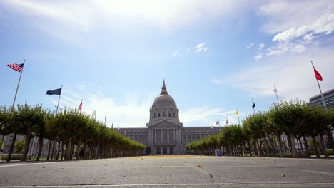 Fahnen,-Bäume-Und-Ein-Sonniger-Tag-Im-Bürgerzentrum-In-San-Francisco,-Kalifornien-01