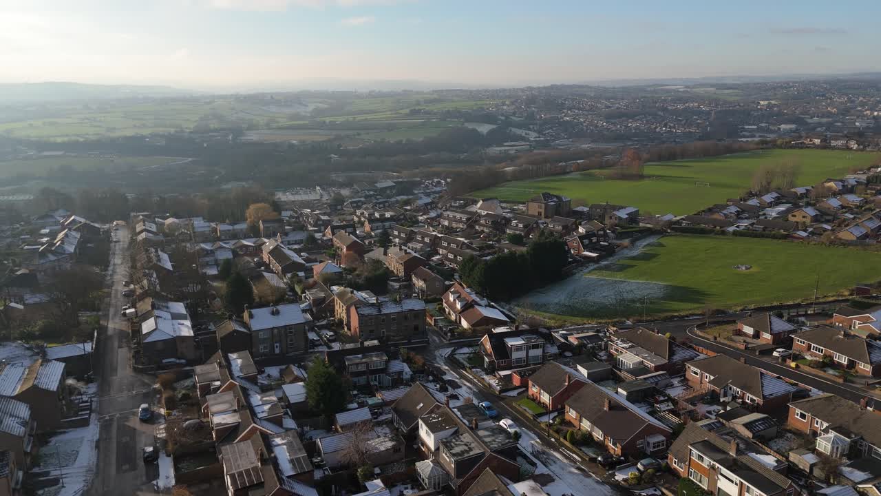 la vista de invierno del ojo de drone captura el típico desarrollo de viviendas de propiedad del consejo urbano del reino unido de dewsbury moor estate con casas adosadas de ladrillo rojo y el industrial yorkshire
