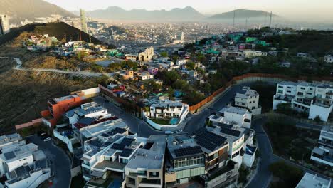 vista aérea sobre hogares ricos y pobres en las montañas de monterrey, puesta de sol en méxico