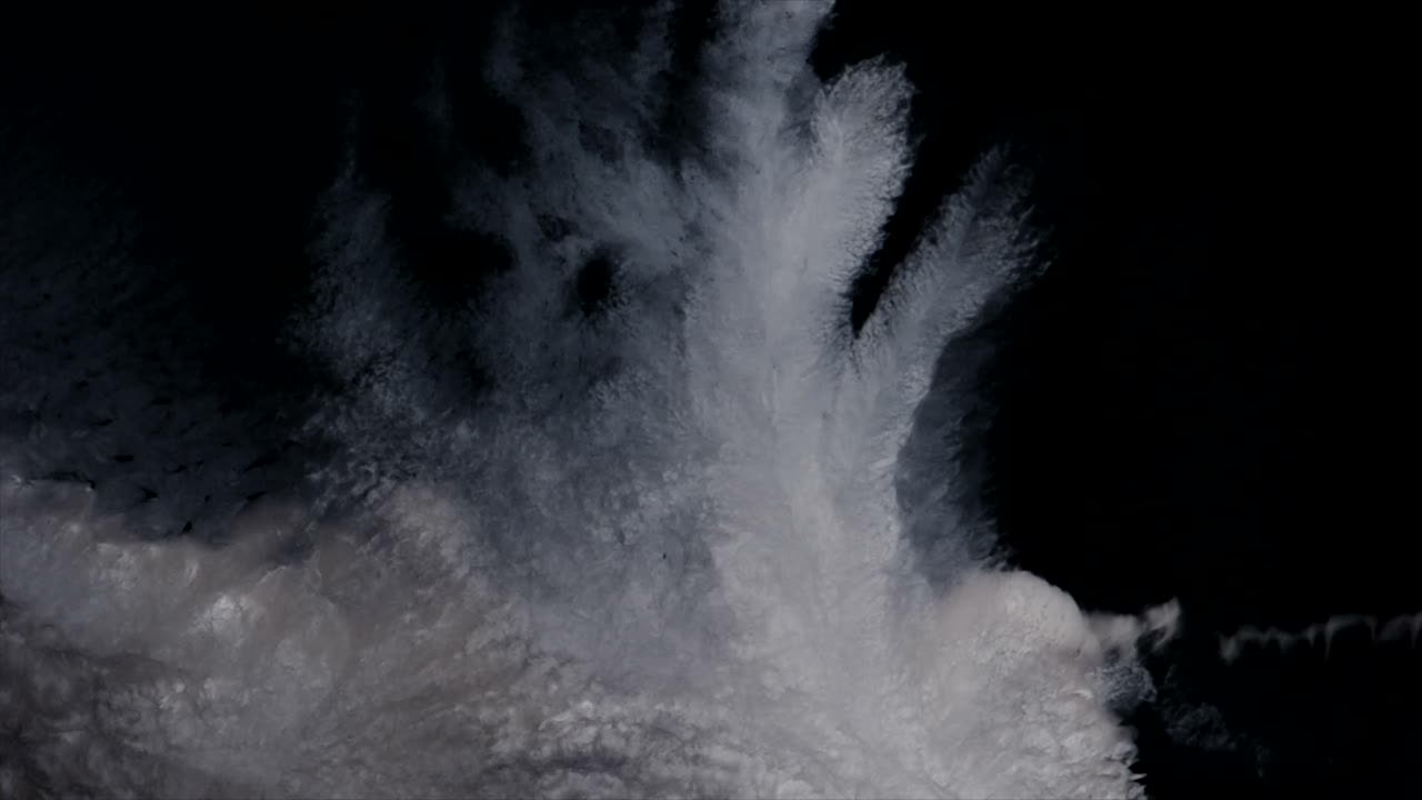 penachos blancos y giros pulsan en la negrura