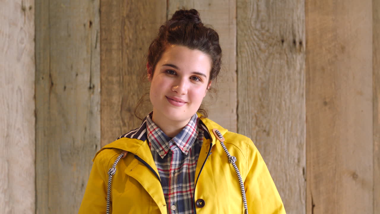 retrato de una mujer tímida e introvertida que muestra