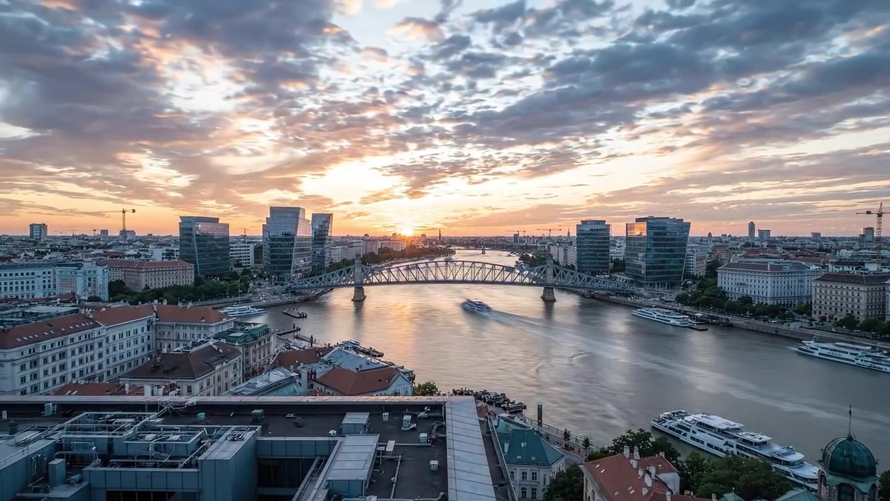 Vista Urbana Cativante: Arquitetura Moderna ao Pôr do Sol, com Rio Sereno e Paisagem Urbana, Árvores Exuberantes e Arranha-céus Reflexivos.