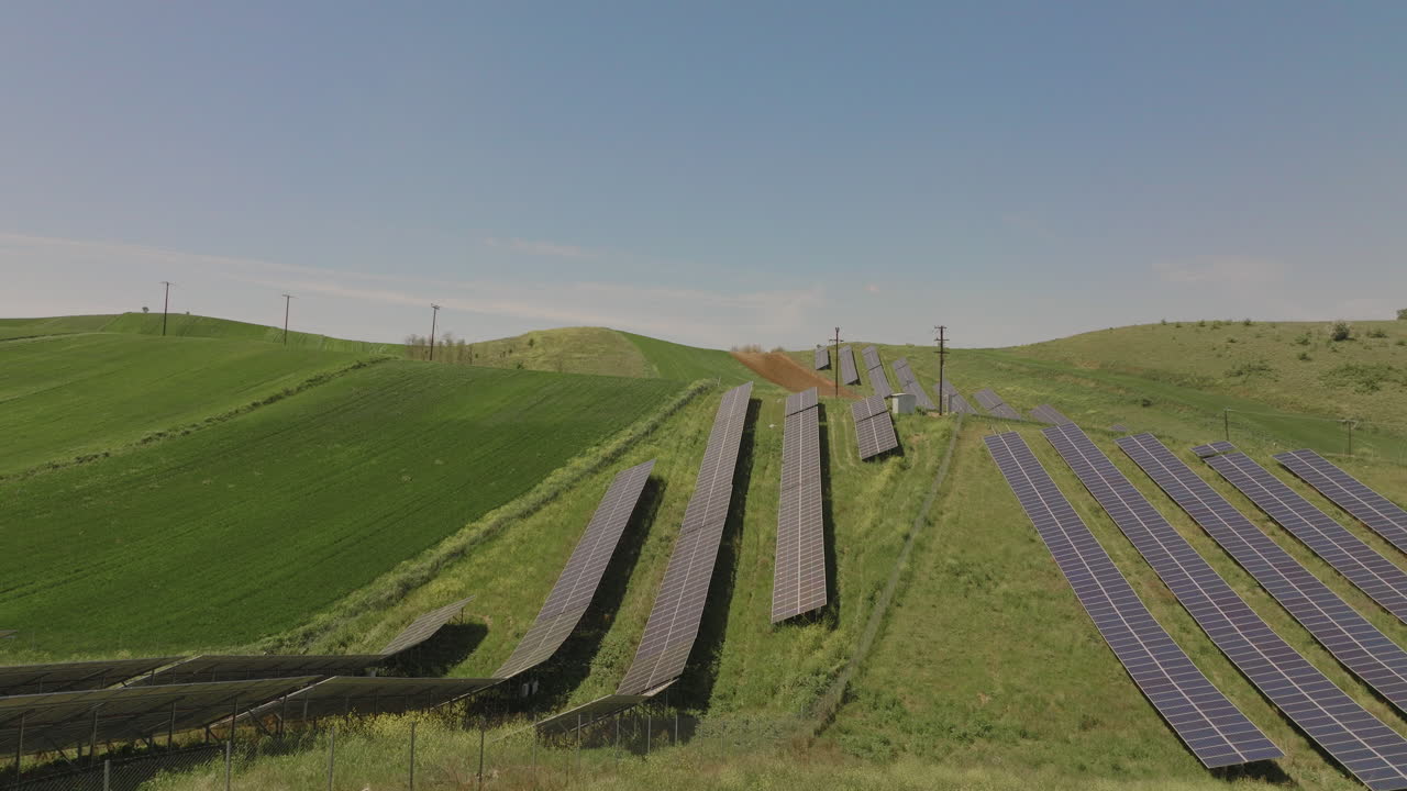 ферма солнечных панелей на холмистых холмах