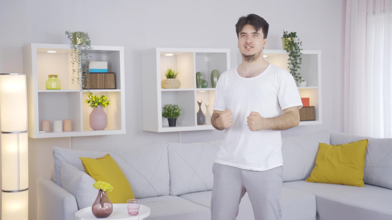 그리고 성공적인 스포츠맨입니다. 그는 집에서 일합니다.