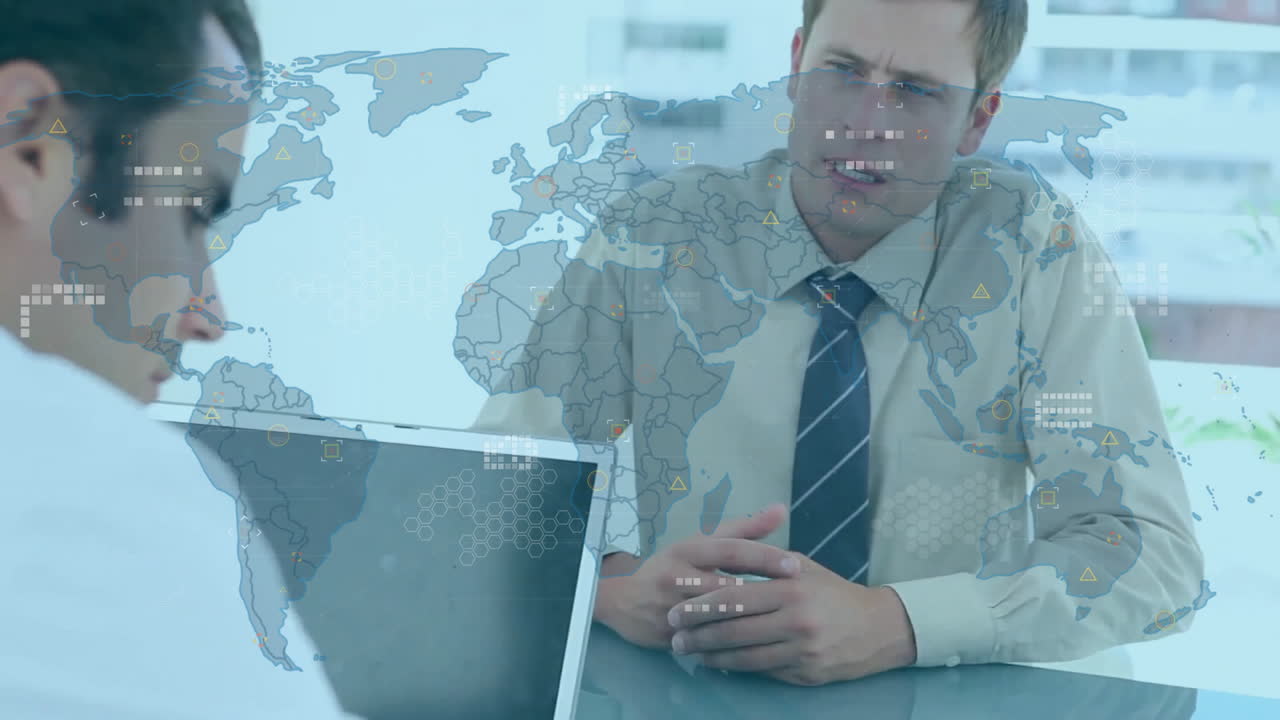 animación del procesamiento de datos sobre un médico caucásico con un paciente masculino.