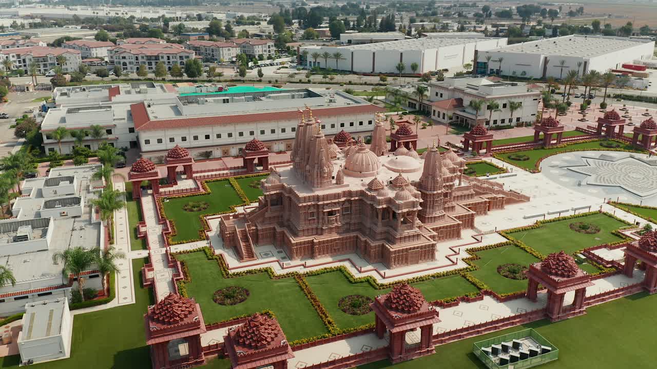 vista aérea trasera y lateral del templo baps shri swaminarayan mandir en chino hills, california