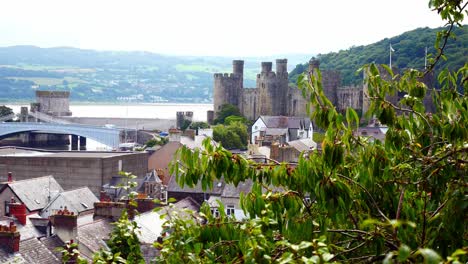 vista de ángulo alto del castillo del río conwy y el puente del río sobre las chimeneas de la azotea de la casa victoriana