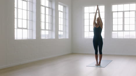 Schöne-Yoga-Frau-übt-Im-Stehen-Nach-Vorne-Gebeugte-Pose-Und-Genießt-Den-Fitness-Lebensstil,-Trainiert-Im-Studio-Und-Dehnt-Den-Flexiblen-Körper,-Trainiert-Frühmorgendliche-Meditation-Auf-Einer-Trainingsmatte