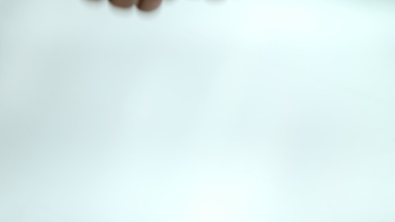 руки с надписью помоги мне на белом фоне