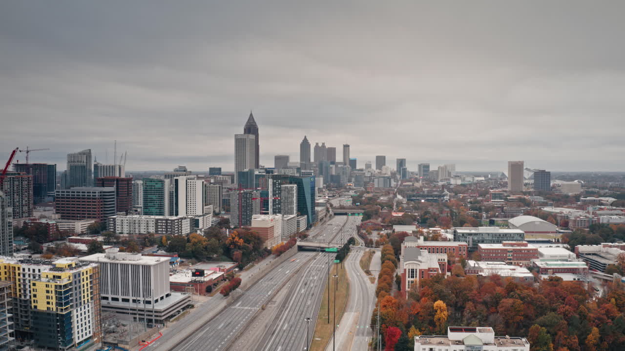Timelapse aereo del centro di Atlanta, Georgia, al mattino con cieli coperti