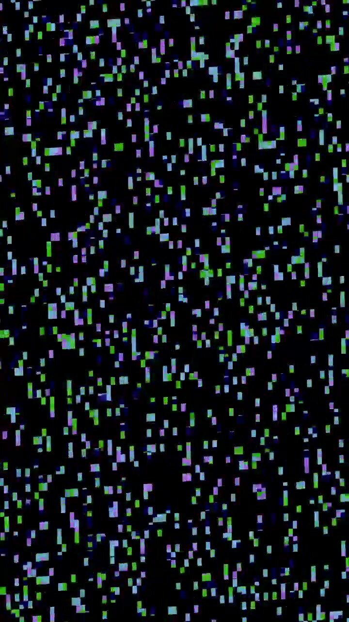 Effetto glitch digitale con pixel verdi e viola in movimento su sfondo nero